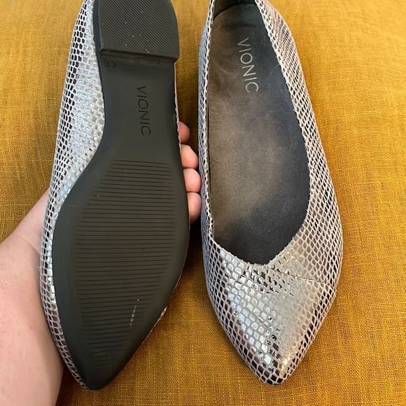 Vionic size 7 flats. I’m taking it to Goodwill on 10/22/23. - Picture 3 of 5